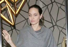 Angelina Jolie gầy gò, chỉ còn 35 kg sau ly hôn Brad Pitt