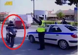 Hành động khó tin của thanh niên đi môtô khi bị CSGT ra hiệu dừng xe