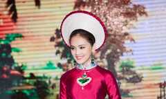 Tố Như lộng lẫy trong trang phục áo dài 39 cánh hạc may mắn