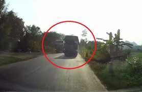 Xe khách vượt ẩu giành khách suýt đối đầu ô tô con