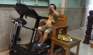 Vì sao clip người đàn ông vừa tập thể dục vừa nhậu 'kiếm' 20 triệu lượt xem?