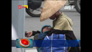 Clip vạch trần chiêu trò giả tàn tật, diễn xuất tinh vi kiếm tiền triệu mỗi ngày