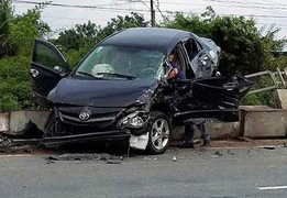 Xe con bị xe tải hất văng lên dải phân cách, hai vợ chồng thoát chết kỳ diệu