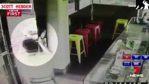 Giắt dao trong quần đi cướp bị chủ nhà hàng cầm 2 dao thái thịt đuổi chạy trối chết