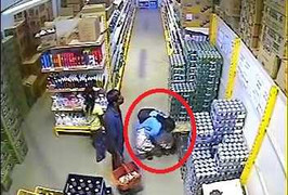 'Nữ quái' vào siêu thị, nhét cả két nước ngọt giấu dưới váy