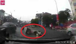 Phanh gấp giữa đường trơn, xe máy lao vào đầu ôtô suýt chết