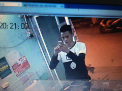 Thanh niên đẹp trai vào cửa hàng, 'tiện tay' cầm điện thoại chạy mất