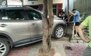 Tránh người đi đường, Giám đốc Sở Công Thương lái xe tông nhà dân