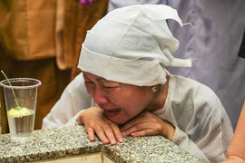 Các con nuôi đau xót khóc nức nở ở lễ hỏa táng sầu nữ Út Bạch Lan