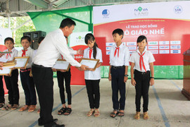 Trao học bổng 'Cô giáo Nhế' lần thứ 12