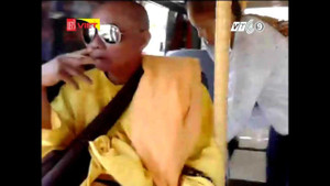 Clip hàng loạt sư giả đi khất thực kiếm hàng chục triệu đồng bị vạch trần