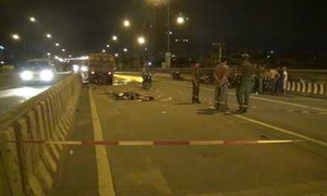 2 thanh niên tông thẳng xe quét đường chết thảm