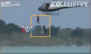 Đóng thế cảnh nhảy từ trực thăng xuống nước, 2 diễn viên chết đuối thương tâm