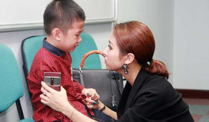 Con trai Vân Hugo òa khóc khi tham gia casting show thực tế