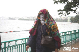 Ảnh: Dân Thủ đô trùm kín ra đường trong mưa phùn, gió rét