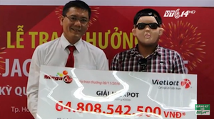 Clip: Người trúng xổ số 65 tỷ đeo mặt nạ Psy nhận giải