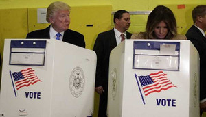 Video: Trump 'liếc trộm' lá phiếu của vợ vì sợ không bầu cho mình?