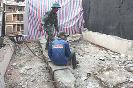 Ảnh: Đang phá dỡ 4 căn nhà nghiêng chờ sập giữa Thủ đô