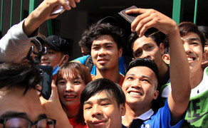 Cổ động viên Cần Thơ vây kín Công Phượng và đồng đội