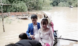 Hà Tĩnh: Chú rể chèo thuyền rước cô dâu về nhà trong ngày lũ
