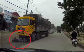 Clip xe máy sang đường, lao thẳng vào đầu xe tải