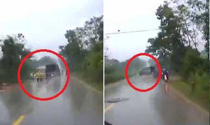 Tránh xe máy xi nhan bất ngờ, xe tải mất lái, đánh võng hình chữ Z trên đường trơn