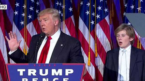 Video: Cậu út nhà Trump 'ngáp ngắn, ngáp dài' khi cha phát biểu ăn mừng chiến thắng