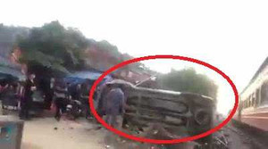 Cố vượt đường ngang, ôtô 7 chỗ bị tàu hỏa húc văng