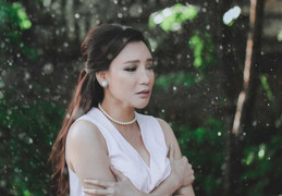 Hồ Quỳnh Hương dầm mưa, bồi hồi nhớ thương người yêu cũ