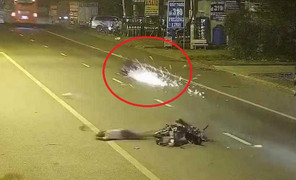 Xe máy 'điên' phóng tốc độ kinh hoàng, gây tai nạn rồi trượt trên mặt đường tóe lửa