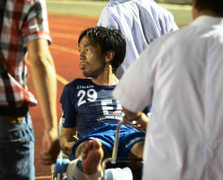 Quế Ngọc Hải đá thô bạo, HLV Hữu Thắng đến tận nơi xin lỗi