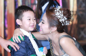 Vân Hugo chăm chút con trai ở hậu trường