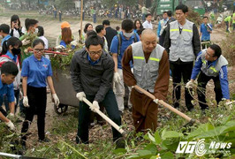 Video: Phó Thủ tướng Vũ Đức Đam phát cỏ cùng hàng trăm sinh viên