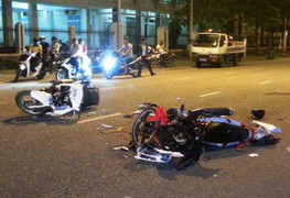 Hai xe máy chạy tốc độ cao đối đầu, 3 người nguy kịch