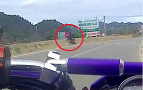 Clip phượt thủ lấn làn phóng bạt mạng, cả người và xe 'mài mòn' dải phân cách