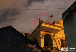 Giải cứu thanh niên nghi 'ngáo đá' cố thủ trên mái nhà