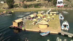 Ngôi làng rơm lênh đênh trên hồ nước cao nhất thế giới