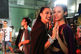 Phí Phương Anh 'phải lòng' Lily Nguyễn trong hậu trường phim ngắn