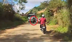 Thót tim clip phượt thủ luồn lách, tạt đầu xe tải theo kiểu 'giỡn mặt tử thần'