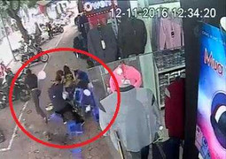 Clip: Vật thể lạ 'từ trên trời rơi xuống' làm vỡ tan bàn ăn trên vỉa hè, 6 thanh niên ôm đầu bỏ chạy