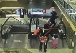 Video: Bà vô ý đánh rơi cháu khỏi thang máy, em bé chết thương tâm