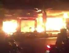 Clip cháy ngùn ngụt thiêu rụi dãy cửa hàng nội thất ở Quảng Ninh