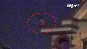 Clip: Công an Bình Dương trắng đêm giải cứu thanh niên ngáo đá cố thủ trên nóc nhà