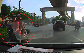 Phụ nữ đi xe máy ngược chiều còn mắng tài xế: 'Đi kiểu gì vậy?'