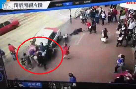 Taxi lao lên vỉa hè húc tung 7 người, tài xế chỉ chăm chăm kiểm tra xe mình