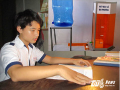 Ba học sinh cấp 2 xứ Huế chế tạo máy báo lũ tự động