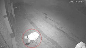 'Cạn lời' với thanh niên đi xe máy trộm... dép lúc nửa đêm