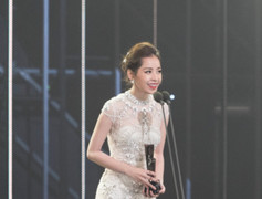 Chi Pu nhận giải Ngôi sao triển vọng Châu Á tại Hàn Quốc