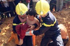 Đứng tim chờ giải cứu cháu bé 7 tuổi lọt hố móng cột điện
