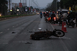 Ô tô húc xe máy, 2 người thương vong